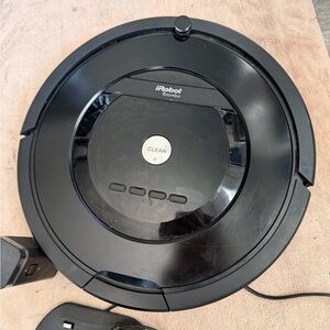 iRobot Roomba Black Vacuum Cleaner, does not charge